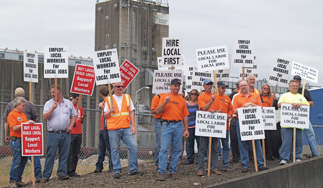 JH Kelly and Borton were competing with Minnesota-based T.E. Ibberson, which built the EGT grain terminal at the Port of Longview. Union trade workers rallied in support of Kelly, saying they feared that Ibberson would hire mostly out-of-town workers, as it did at EGT. Northwest Labor Press photo.